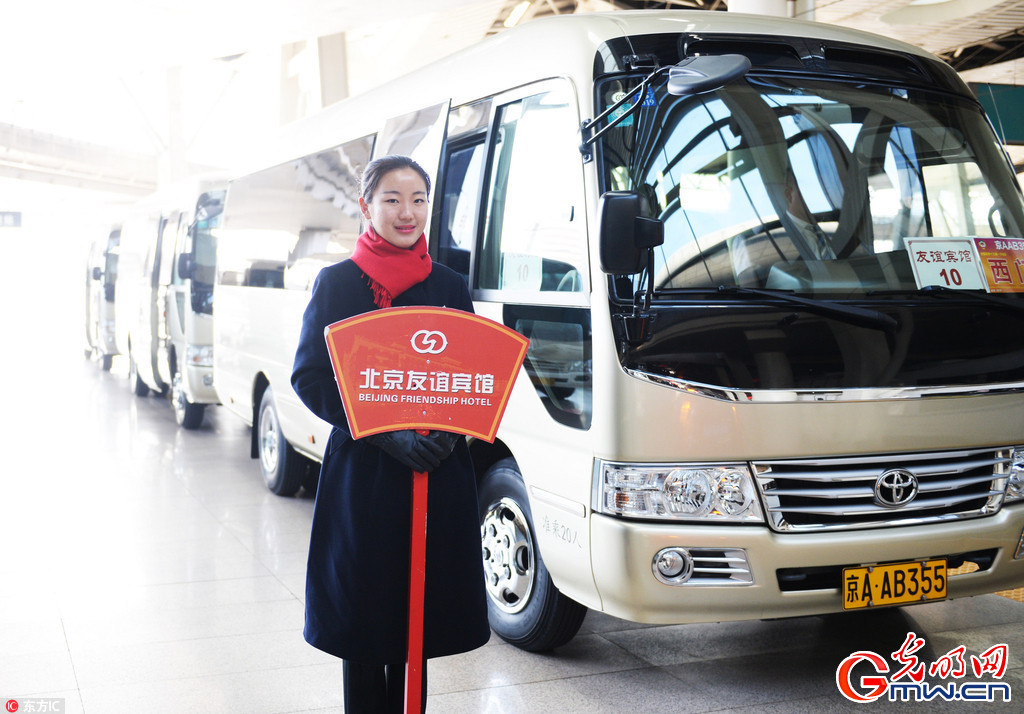 2018年3月1日,北京,来自天津的全国政协委员抵达北京,图为接站服务员.