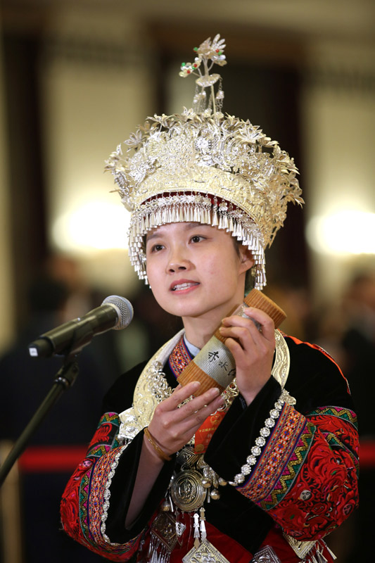 全国人大代表接受采访