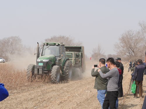 无人驾驶自动导航拖拉机引领新疆春播新气象