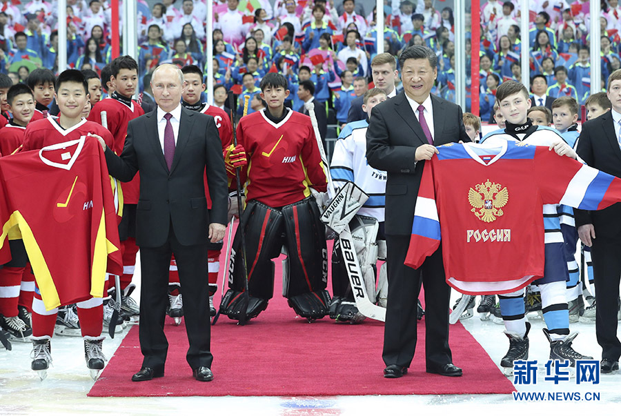 习近平同俄罗斯总统普京共同观看中俄青少年冰球友谊赛