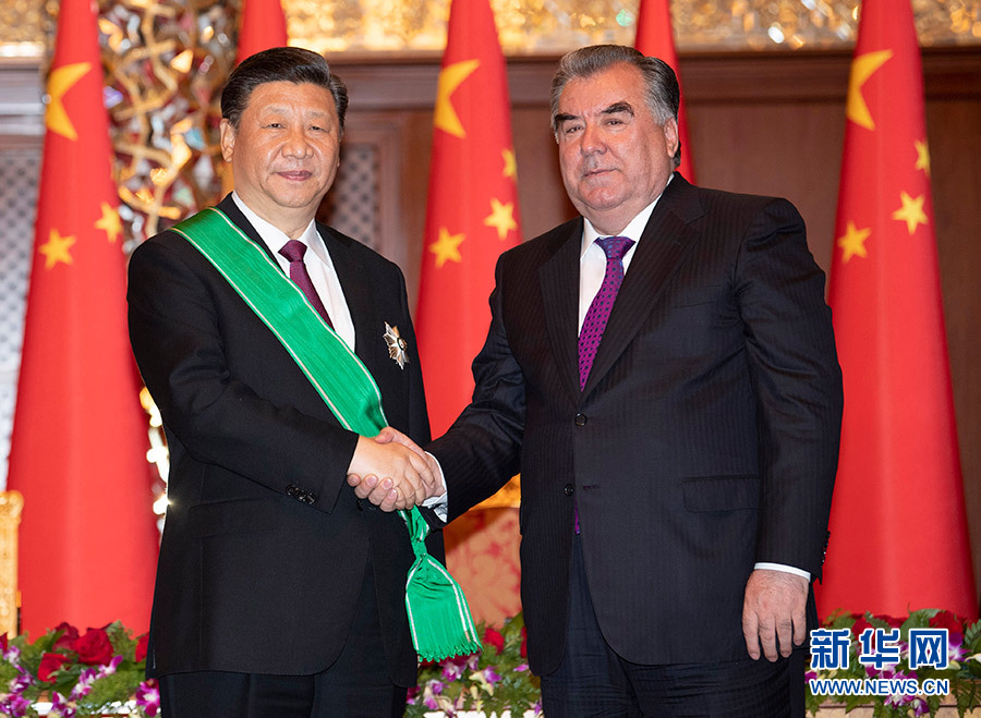 习近平出席仪式 接受塔吉克斯坦总统拉赫蒙授予“王冠勋章”