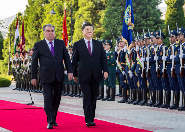 习近平出席塔吉克斯坦共和国总统举行的欢迎仪式