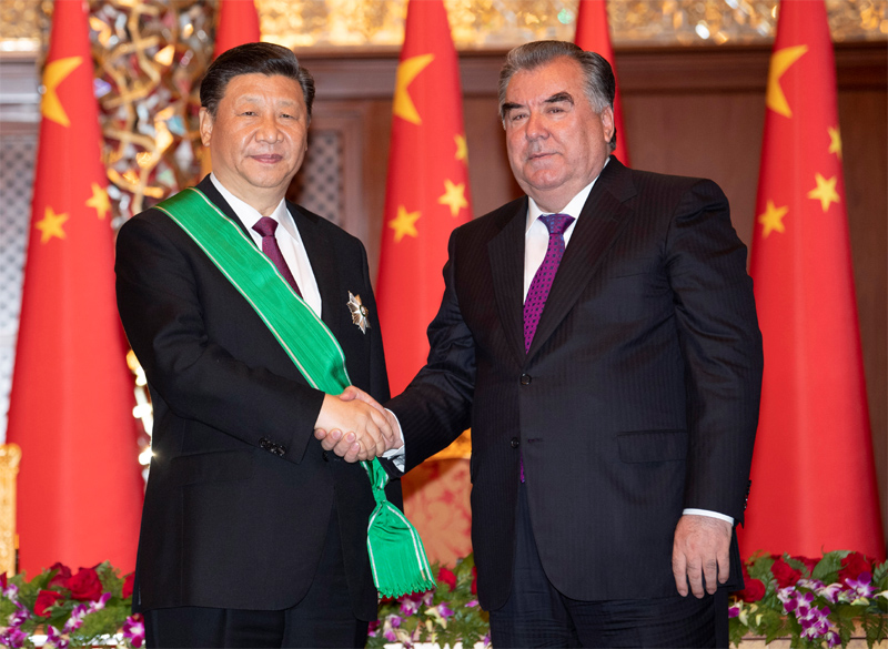 习近平出席仪式 接受塔吉克斯坦总统授予“王冠勋章”