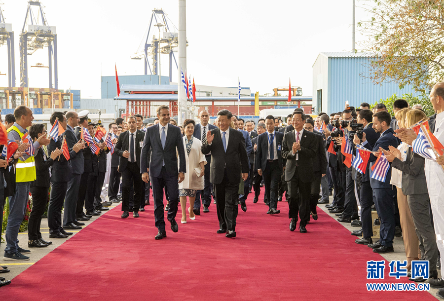 习近平和希腊总理米佐塔基斯共同参观中远海运比雷埃夫斯港项目