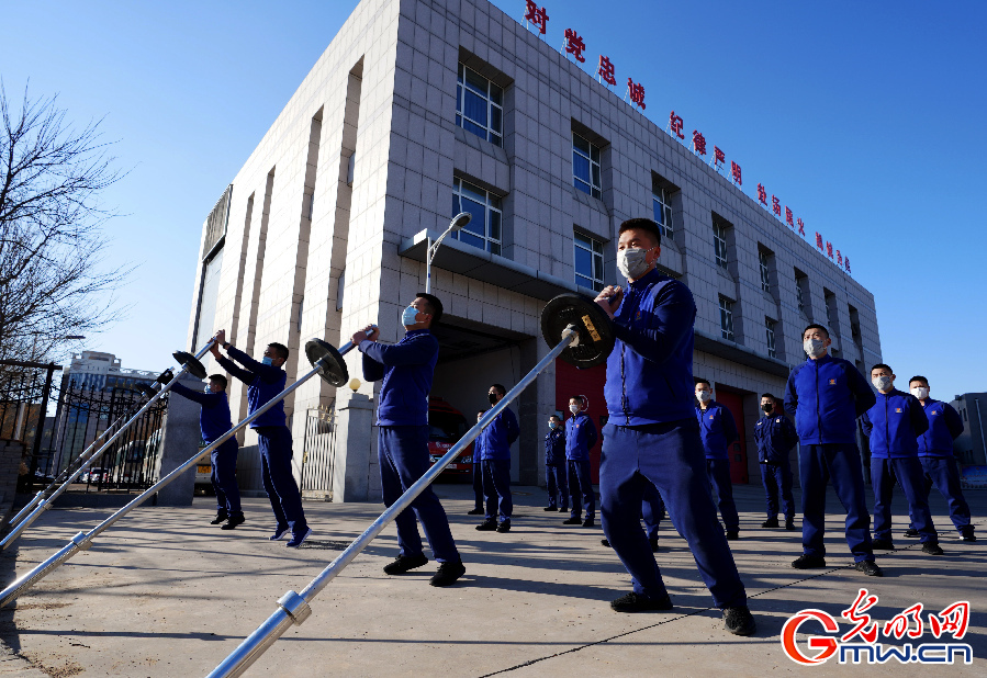 方舱“读书哥”今天回家了!还拿到了签名版的