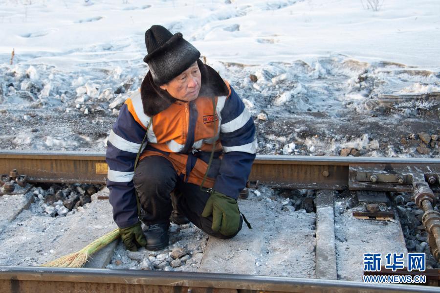 零下40℃徒手拧螺栓 只为大兴安岭的小火车安全通过