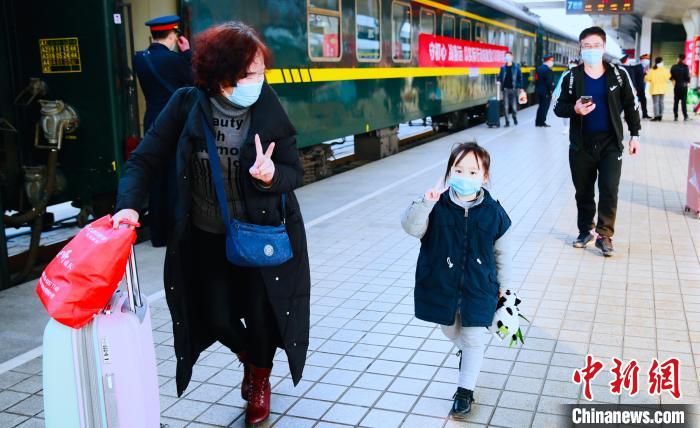 四川开出2021年春运首趟加开列车
