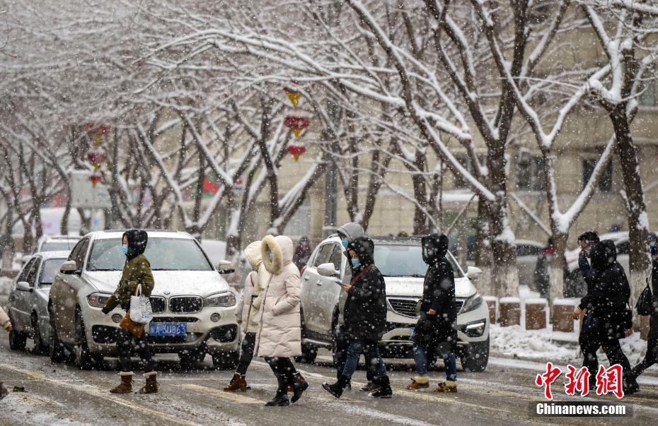 多股冷空氣交錯 烏魯木齊持續降雪