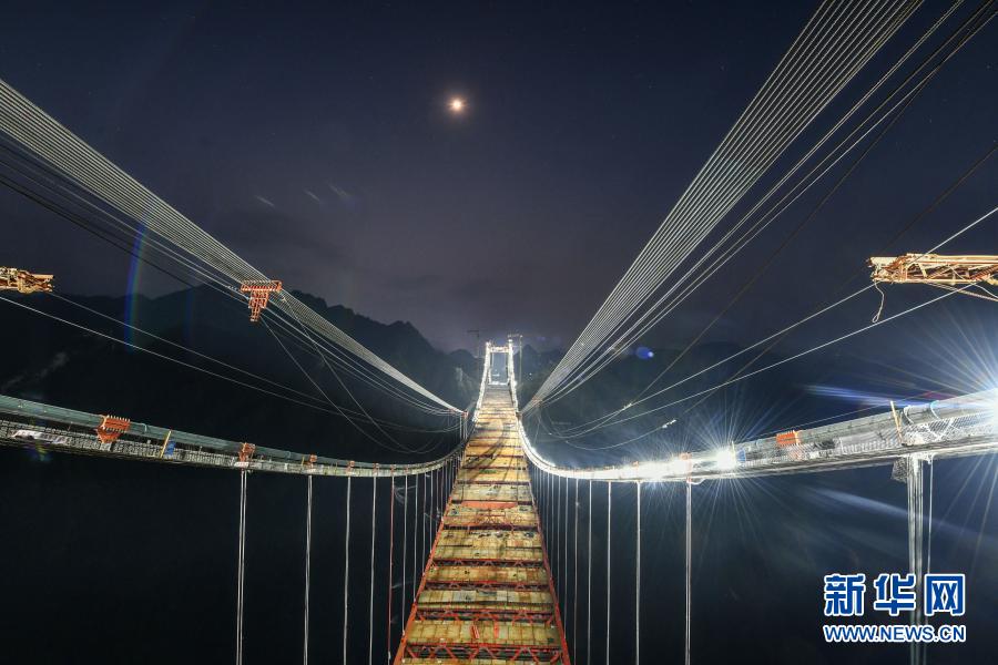 贵黄高速阳宝山特大桥进入钢桁梁吊装收尾阶段