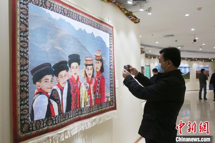 “天山放歌――新疆各族人民幸福生活”主题摄影展在京举办
