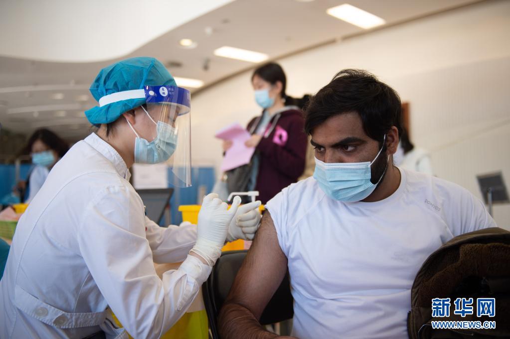 清华大学开展外籍人士新冠疫苗接种