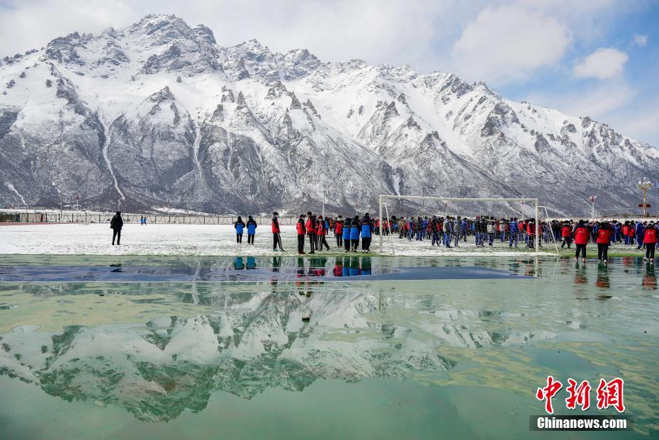 西藏雪山脚下中学操场 雪后风景宛如梦境