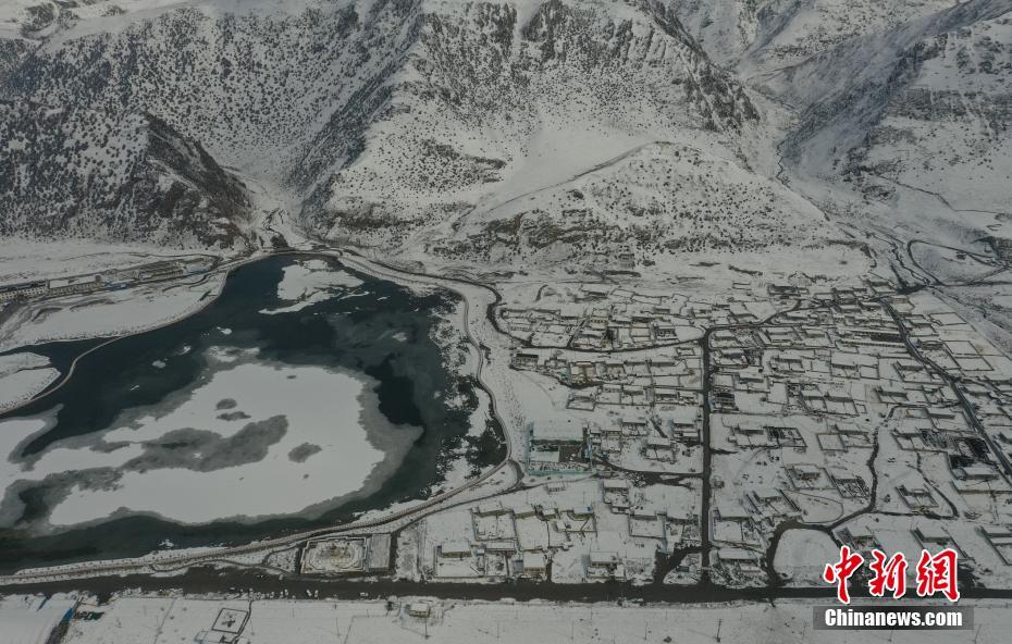 西藏雪山脚下中学操场 雪后风景宛如梦境