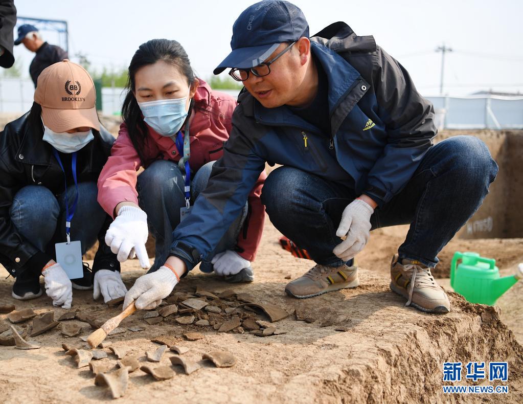 安阳市文物考古研究所工作人员申文喜教考古志愿者们分辨陶器器 4(4