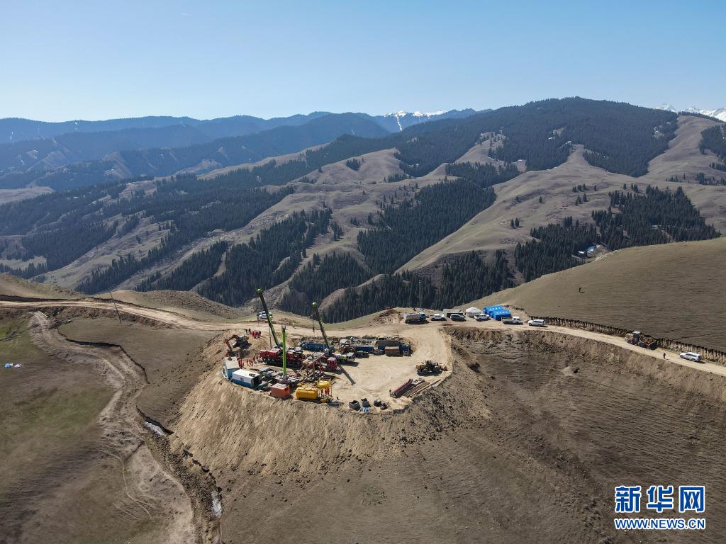 新疆透水煤矿开始地面钻孔