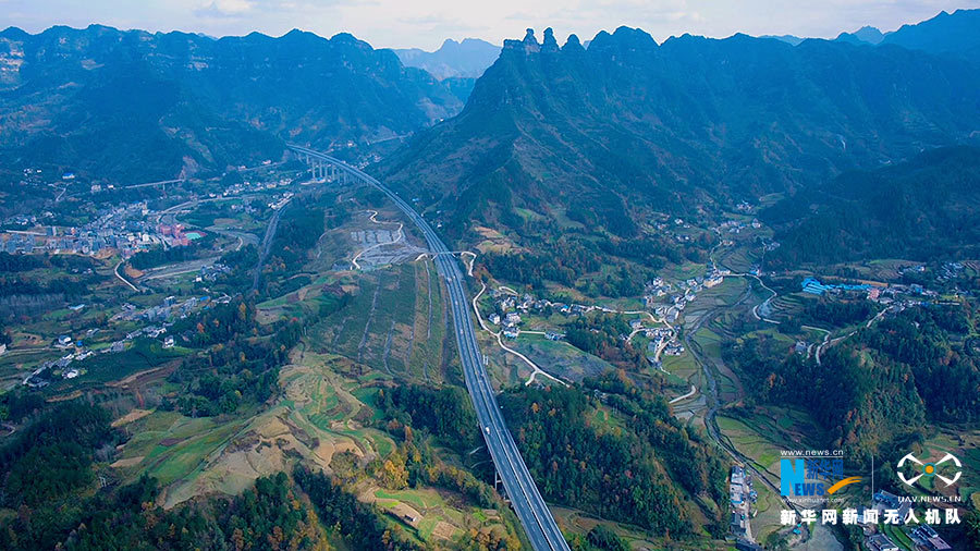 沿着高速看中国丨游走在武陵山的绿色画卷里