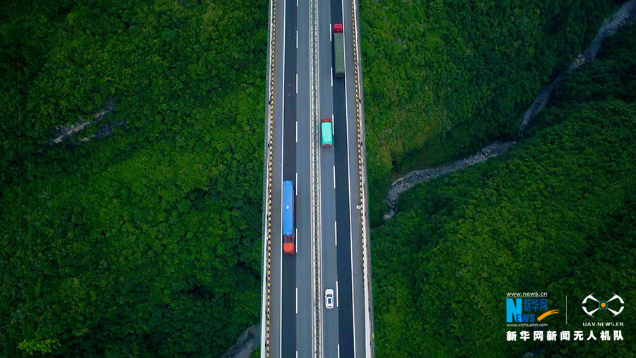 沿着高速看中国丨游走在武陵山的绿色画卷里