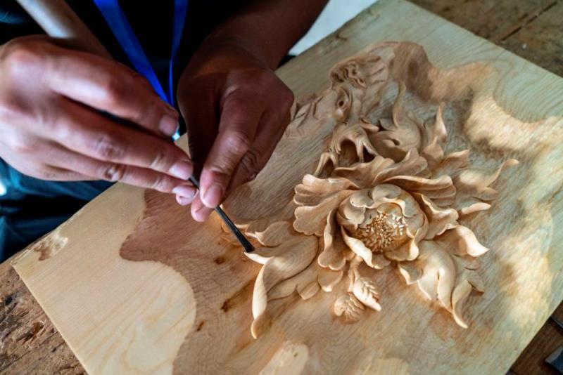 【沿着高速看中国】“钱袋子”！剑川木雕产品远销120多个国家和地区