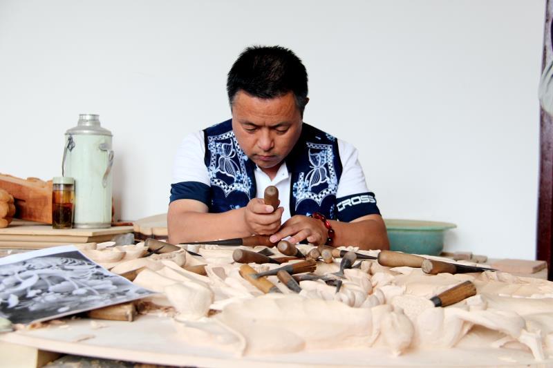 【沿着高速看中国】“钱袋子”！剑川木雕产品远销120多个国家和地区