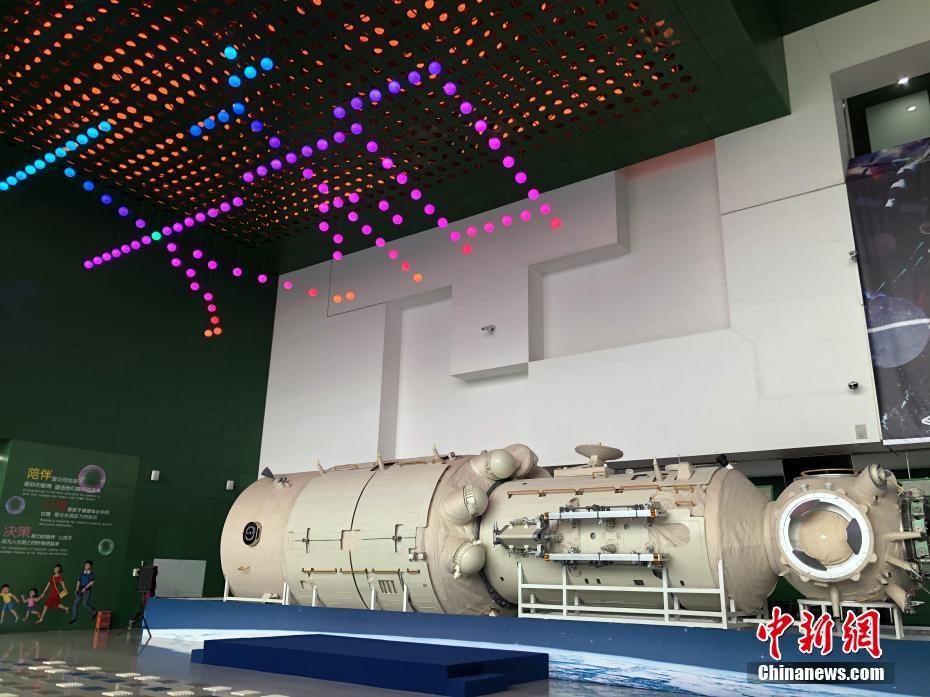 中国空间站天和核心舱1：1结构验证件实物北京展出