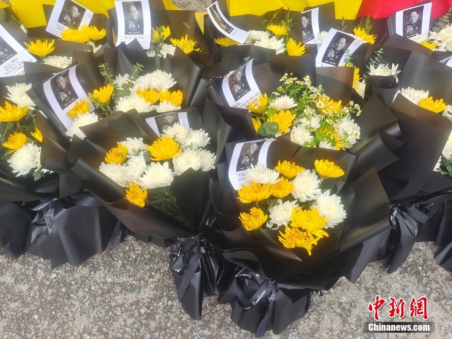 袁隆平遗体告别仪式将举行 民众到殡仪馆献花悼念