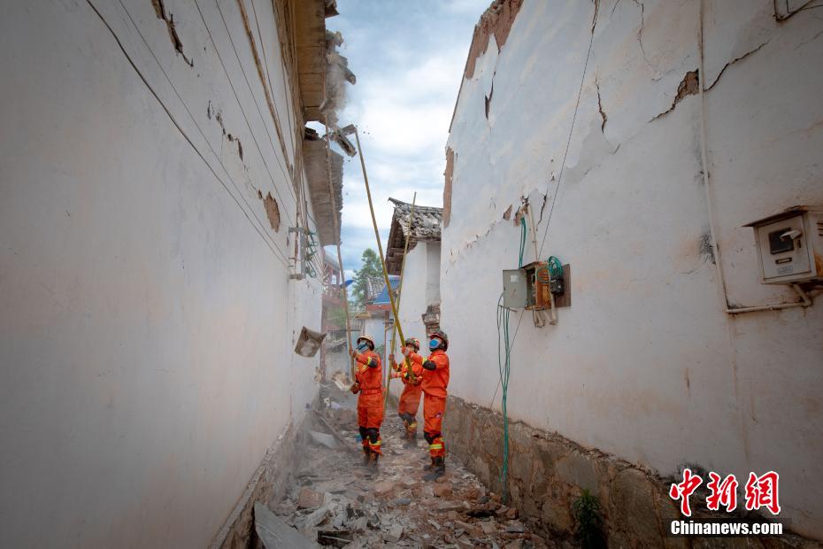 云南漾濞：消防员进行震后房屋排危除险