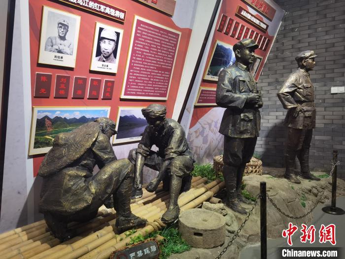 图为猴场会议纪念馆内村民和红军编竹筏的雕塑。　周燕玲 摄