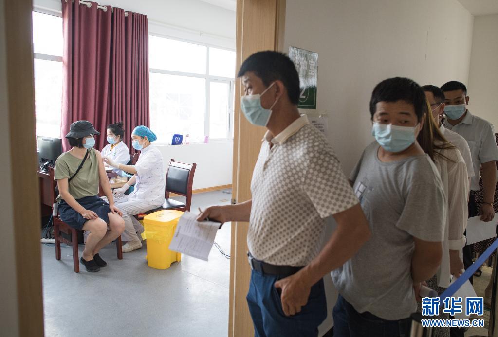湖北武汉：昔日方舱医院变身疫苗接种地