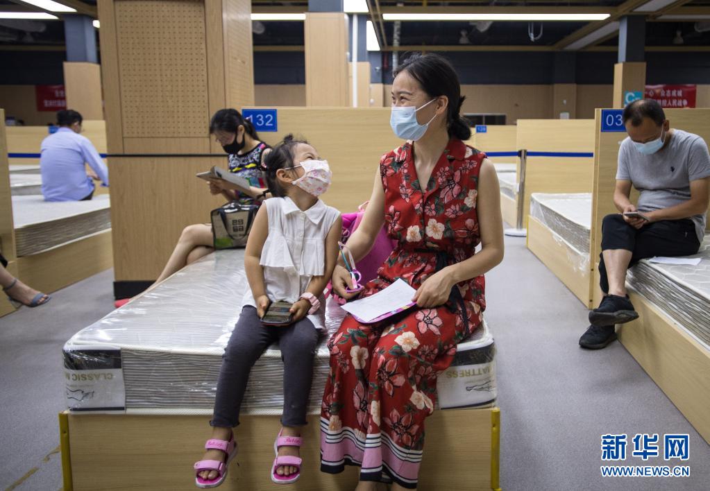 湖北武汉：昔日方舱医院变身疫苗接种地
