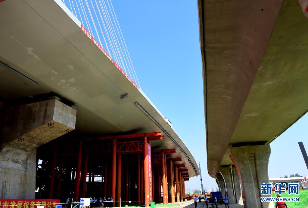 河南信阳跨京广铁路斜拉桥成功转体