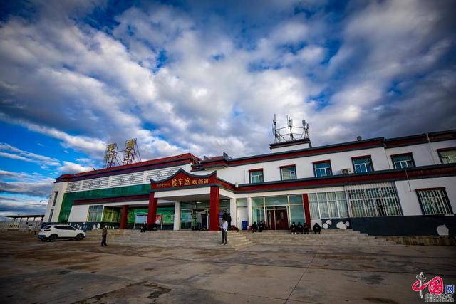 【重走天路看变迁】绽放在青藏铁路上的“格桑花” 世界之最高原小站那曲站