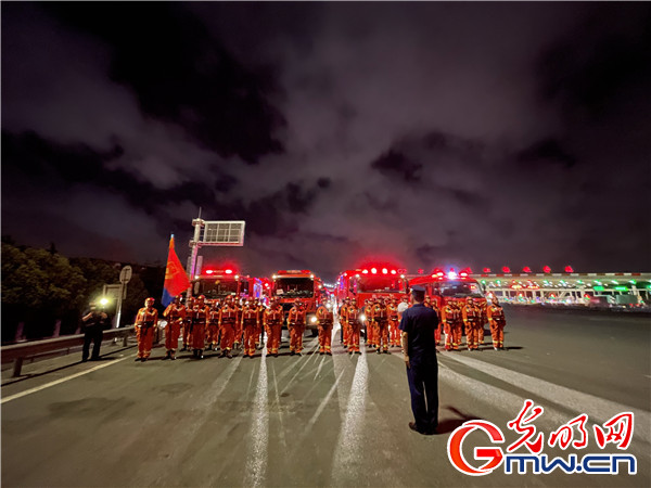 组图丨各地消防指战员星夜兼程增援河南