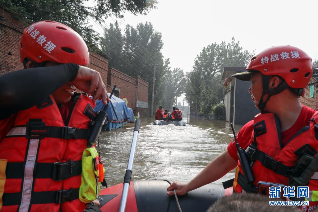 紧急救援：橡皮艇进入关屯村，搜救受困群众