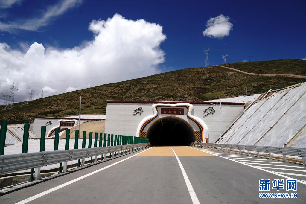 西藏桥梁隧道建设见证大国匠心