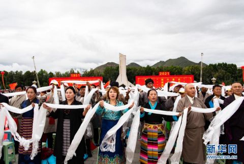 西藏各族各界干部群众热烈庆祝西藏和平解放70周年