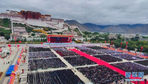 西藏各族各界干部群众热烈庆祝西藏和平解放70周年