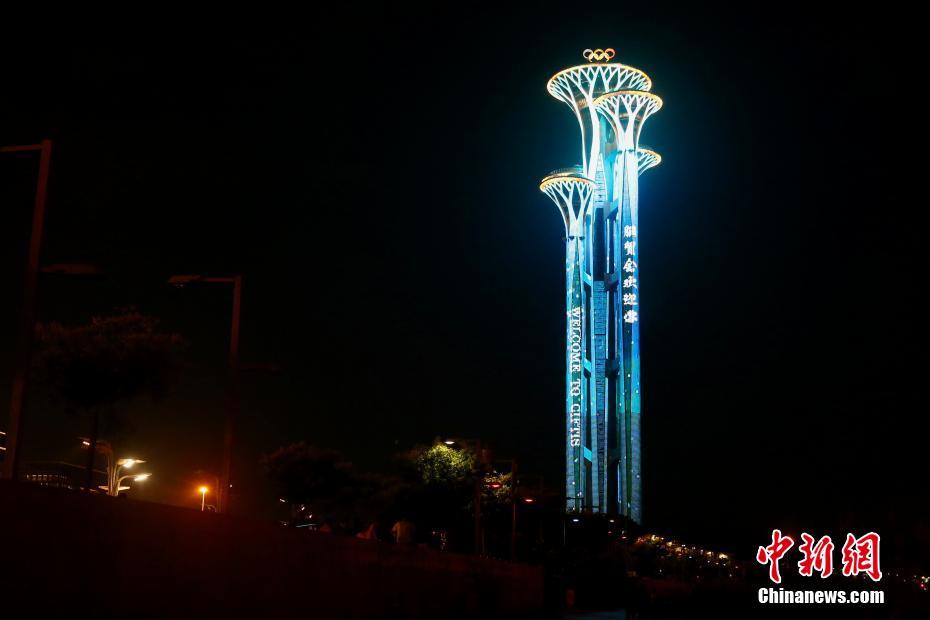 北京奥林匹克塔亮起“服贸会”主题灯光