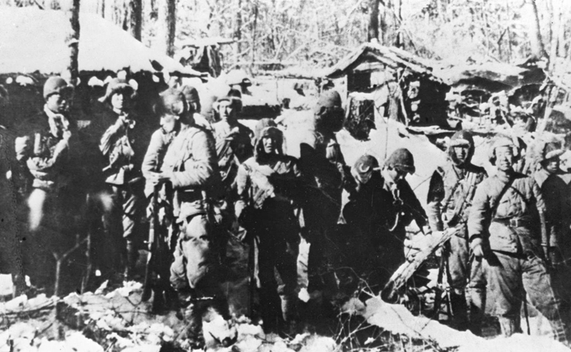 東北抗日聯軍的戰士們整裝準備出擊（資料照片）。