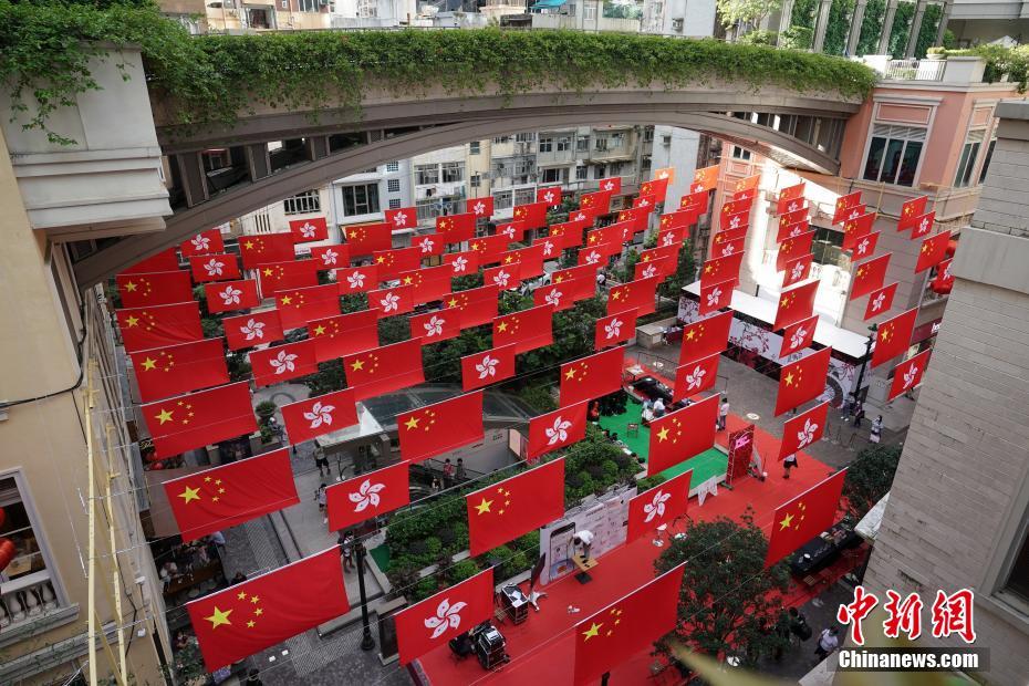国庆节将至 香港利东街首次出现壮观“旗海”