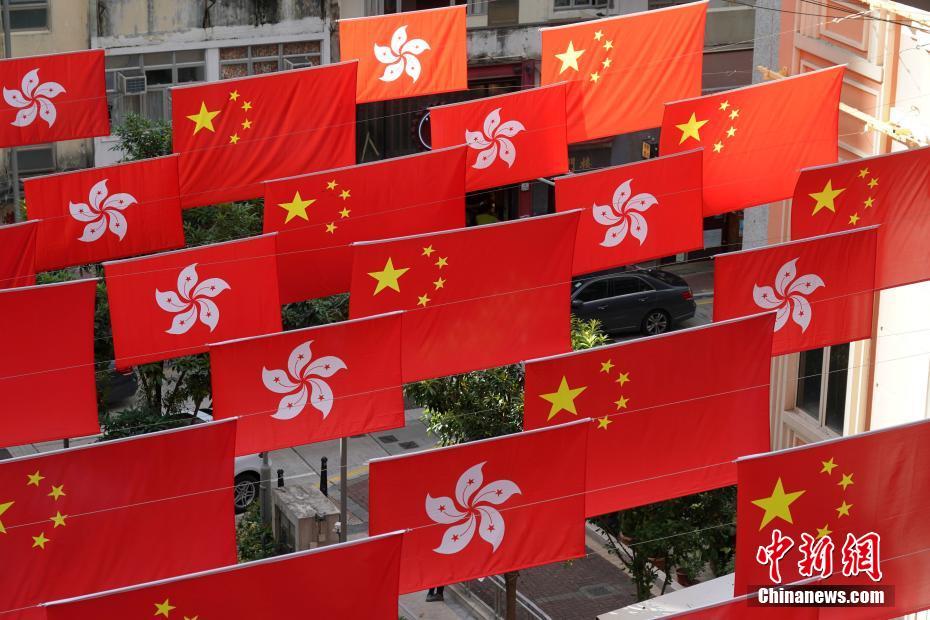 国庆节将至 香港利东街首次出现壮观“旗海”