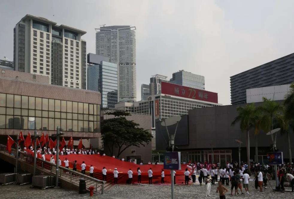 国庆第一天，香港大街小巷披上了“中国红”