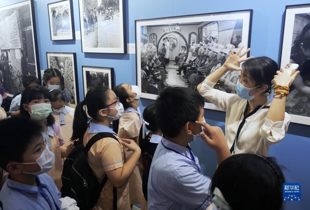 “身为中国人，我感到非常开心”——香港青年学生观看《国家相册》大型图片典藏展有感