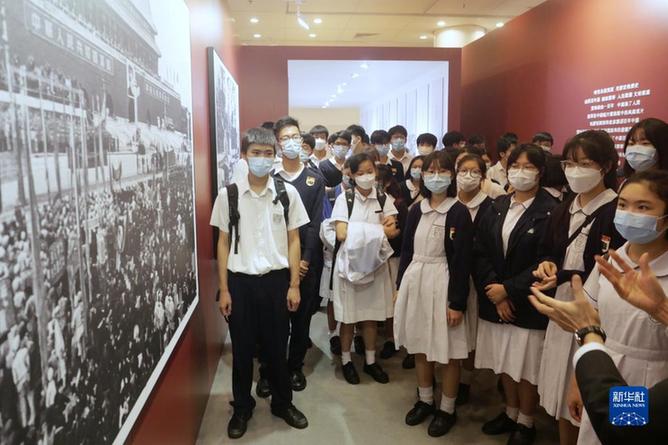 “身为中国人，我感到非常开心”——香港青年学生观看《国家相册》大型图片典藏展有感