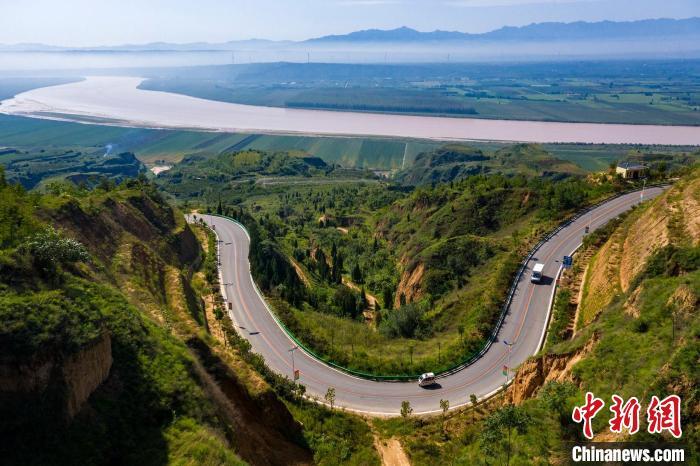 黄河山西段，黄河一号旅游公路将美景带出深闺，改变着沿线地区的发展面貌。武俊杰 摄