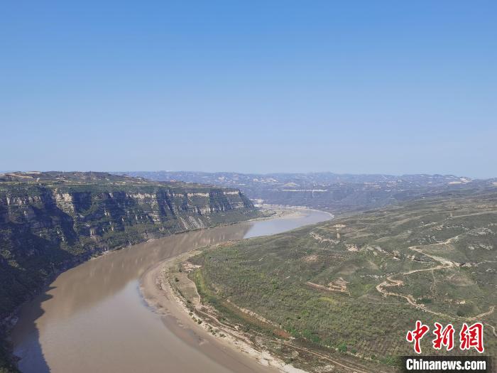 近日，“母亲河畔的中国”网络主题活动采访团探访山西永和黄河蛇曲群奇观。　高瑞峰 摄