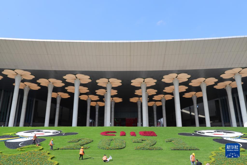 第四届进博会：国家会展中心（上海）南广场装饰一新