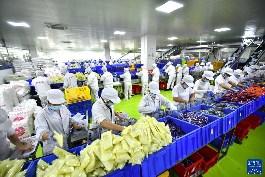 广西柳州：螺蛳粉企业备战“双十一”