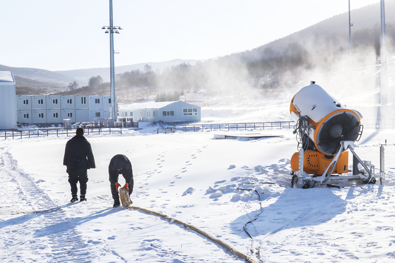 工作人员进行造雪作业。国家越野滑雪中心供图