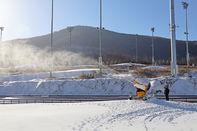 工作人员操作造雪机进行造雪作业。国家越野滑雪中心供图