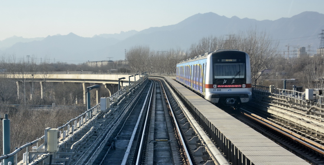 12月26日拍摄的北京地铁燕房线无人驾驶列车